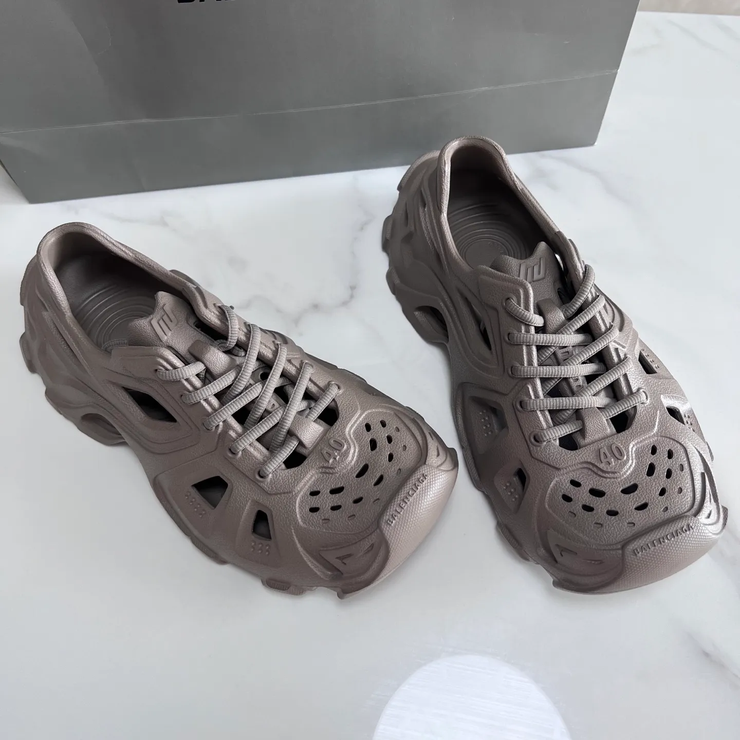 👟👟Ex-factory price 380👟👟 Balenciaga must-have beach shoes for summer: Men's and women's shoes are made of ultra-light 95% (injection molding) EVA plastic, 5% foam plastic foam cushioning material #Ultra-lightweight one-piece foam shoe mold ❗ New summer product, French high-end luxury brand - Balenciaga BALENCIAGA 3XL Rubber Low Top Sneakers 3XL version series summer beach wading versatile trendy lace-up casual sports hole sandals. Size: 35-46